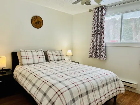 Escape to a Peaceful Waterfront Cottage with an Amazing View on the Lake-fishing Отели в г. Боюман