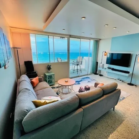 Oceanfront Oasis: Beachfront Gem and Ocean Vistas