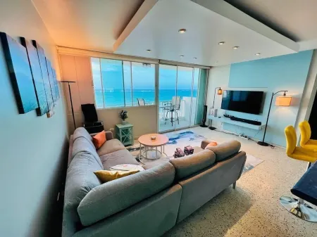 Oceanfront Oasis: Beachfront Gem and Ocean Vistas