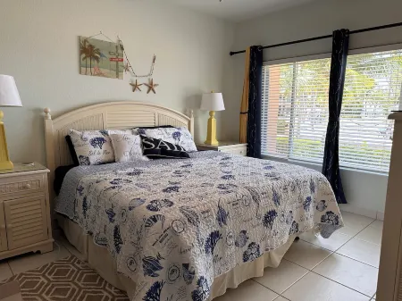 Grand Cayman Oceanfront Condo, Serenity Kai, Kaibo Yacht Club Отели в г. Rum Point