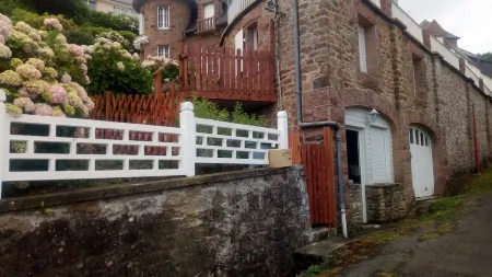 COTE DE GRANIT ROSE, VUE MER, STUDIO Ground floor renovated this year