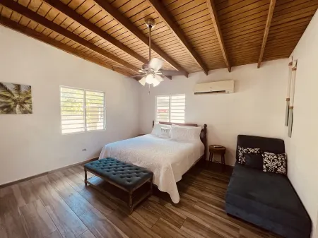 4 min walk to corcega beach or just relax in the jacuzzi!! Отели в г. Кальваче