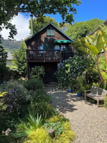 Cozy quiet & relaxing hide-a-way in the heart of Sausalito's ‘Hurricane Gulch