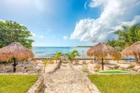Amazing View Oceanfront with 2 pools, Daily Housekeeping