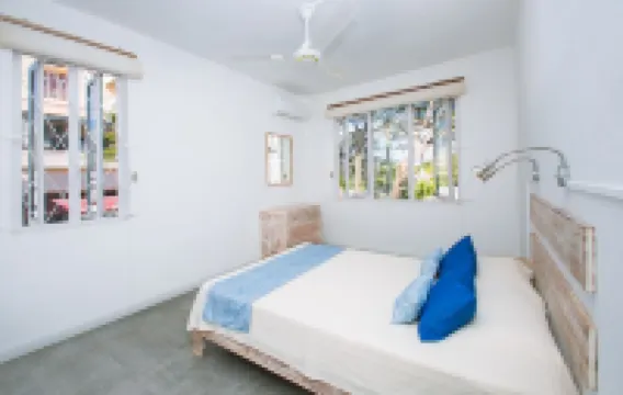 Porcelaine: Stylish apartment with seaview from its balcony