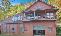 This is a beautiful house that sits facing Loon Lake! Amazing views and dock!!! 네츄럴 스톤 브리지 & 케이브즈 주변 호텔
