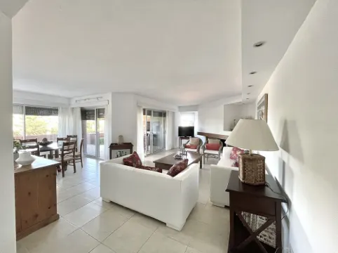 Punta del Este Spacious apartment in front of the beach with housekeeping
