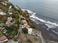 Charming 3-bedroom beach cabin with Starlink WiFi, AC in enchanting Tamanique Hotels in Atami