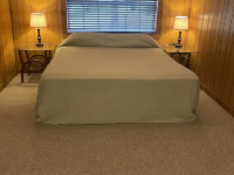 Private Cottage on 38 acres with two ponds and lake access. Hotels in McIntosh County
