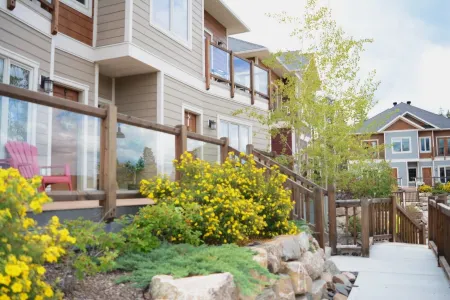 Spacious Invermere 3bd2.5ba Townhome Nestled in the Purcell Mountains!