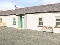 Pat White's Cottage Отели в г. 