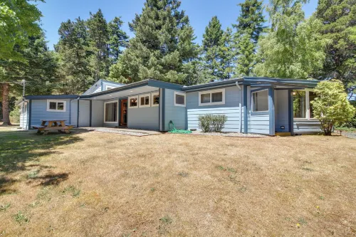 Hike to the Coast! Log Cabin on 5 Acres in Bandon