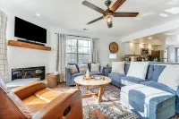 Sunroom, Fireplace Lakefront Branson Condo - bar