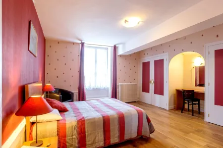 Logis Hôtel de la Poste Отели в г. Даргуар