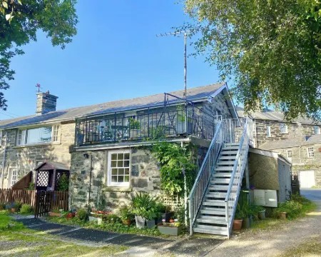 Treetops Flat Hotels in Porthmadog