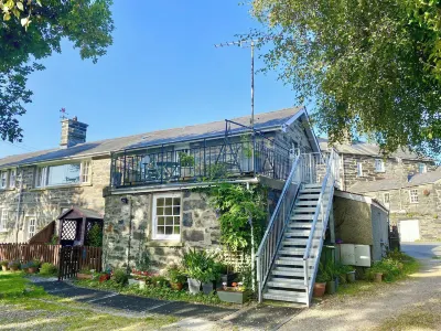 Treetops Flat Hotels near Llandecwyn