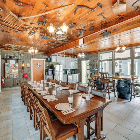 Massive Roscoe Retreat: Great for Large Groups!