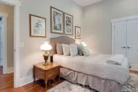 111 Waldburg Street Beautifully Renovated Historic 5 Bedroom 5 Bath Hotels in Thunderbolt