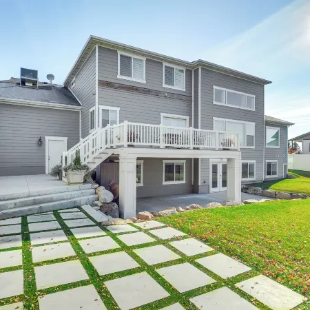 Private Pool & Hot Tub: Luxe Unit Near Uta Train!