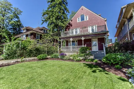 Redwood Bed and Breakfast Отели рядом с достопримечательностью «Башня Скайлон»