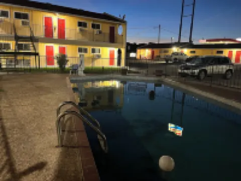Ladybird Inn Hotels in Blanco County