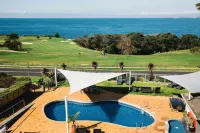 Amooran Oceanside Apartments & Motel - Beach