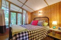 Tranquil Mid-Century Modern Cottage w/ Forest View - Maalaistalo