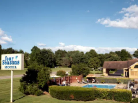 Four Seasons Lodging Hotels in Posey County