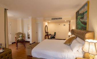 The Grand Palace Hotel