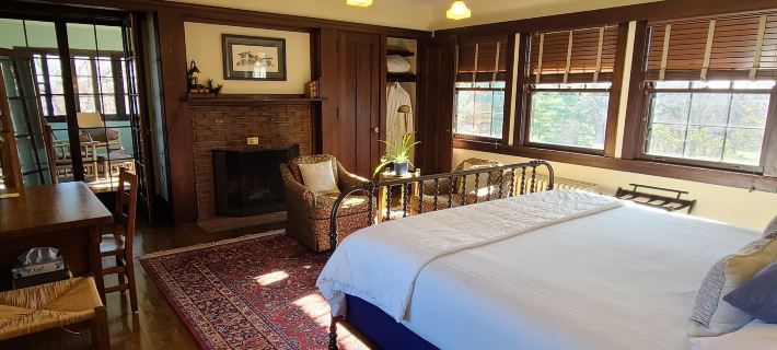 Four Mounds Inn Hotels in Dubuque County