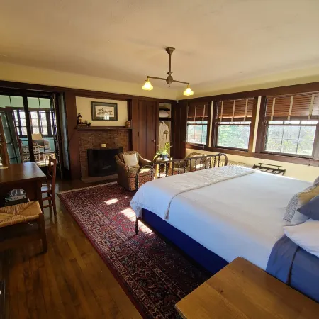 Four Mounds Inn Отели рядом с достопримечательностью «Университет Дабек»