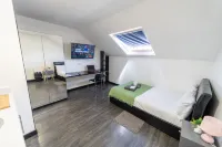 23 North Road Studios Near QE and Uob