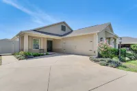 < 1 Mi to Brownwood Paddock Square: Home w/ Patio! - Boutique