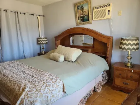 PRIVATE, COMFORTABLE & SPACIOUS! NEAR THE MARINA, BEACHES & DOWNTOWN! CONDO 302