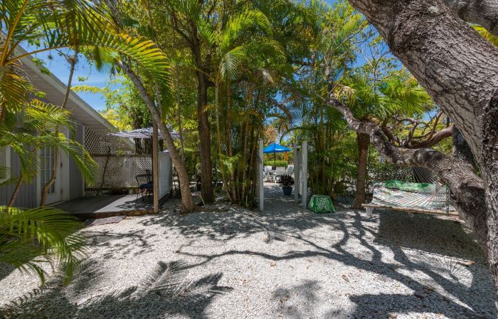Tarpon Tale Inn