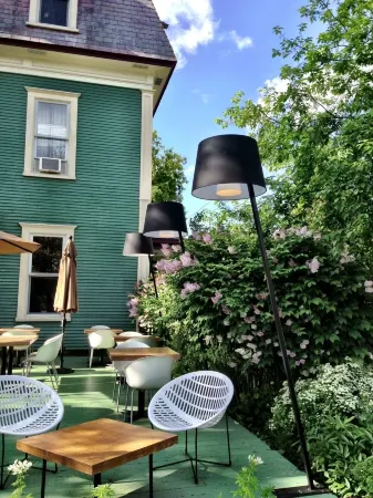 Le Pleasant Hôtel & Café Отели в г. Сютон