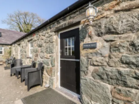 Bwthyn yr Onnen Hotels in Llannor