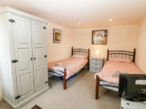 Bwthyn yr Onnen Hotels in Llannor