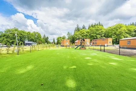 Rainforest Tiny Home Retreat #30 Отели рядом с достопримечательностью «Парк Тилликум»