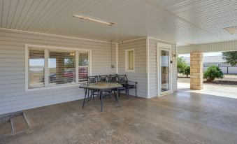 Lamesa Vacation Rental w/ Covered Patio & Fire Pit