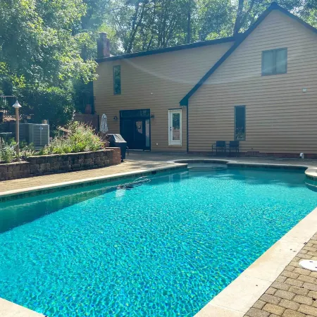 Relax Poolside! Family Getaway in Nashville Area