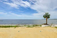 Walkable Beachfront Retreat on Cedar Key!