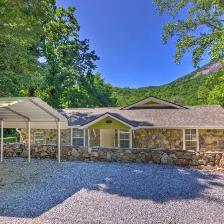 Stunning Mtn Views! Group Getaway in Chimney Rock