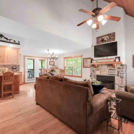 6 Mi to Branson Strip! Lakefront Home w/ Fireplace