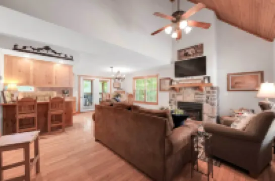 6 Mi to Branson Strip! Lakefront Home with Fireplace