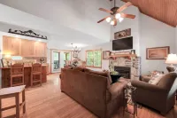 Lakefront Branson Cabin 6 Mi to Branson Strip! Hotel di Ruth C Township