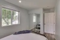 Sleek San Fernando Studio ~ 14 Mi to Universal