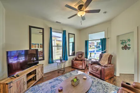 Riverside House w/ Yard ~ 1 Mi to Downtown! Отели в г. Риверсайд