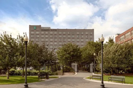 Embassy Suites by Hilton Boston at Logan Airport Отели рядом с достопримечательностью «African Meeting House»