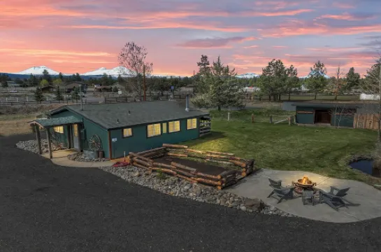 Cozy cabin just outside Sisters, pet friendly, great Mountain View’s, WiFi, & AC